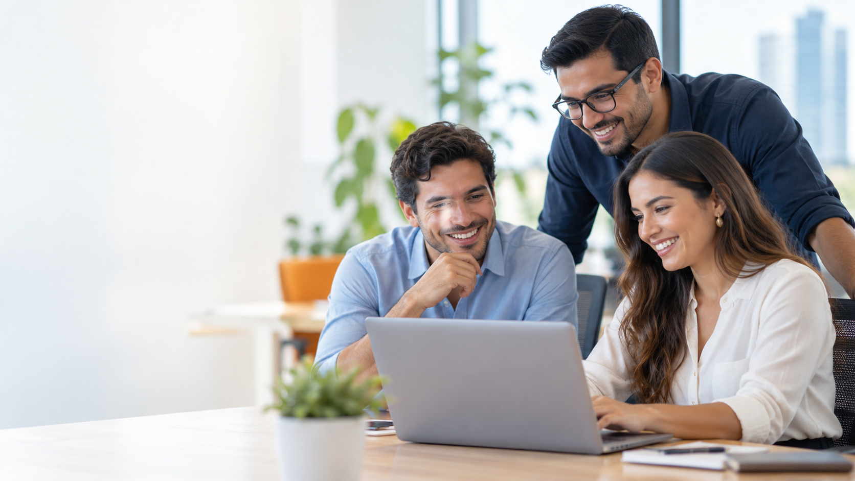 Equipo de profesionales trabajando juntos